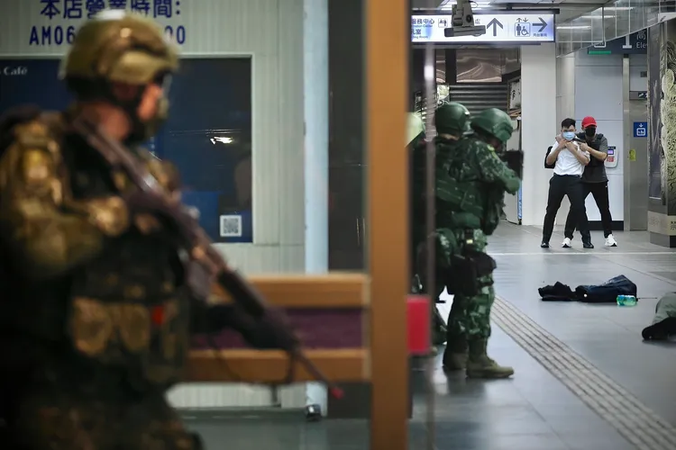 憲兵和敵軍對峙。林林攝