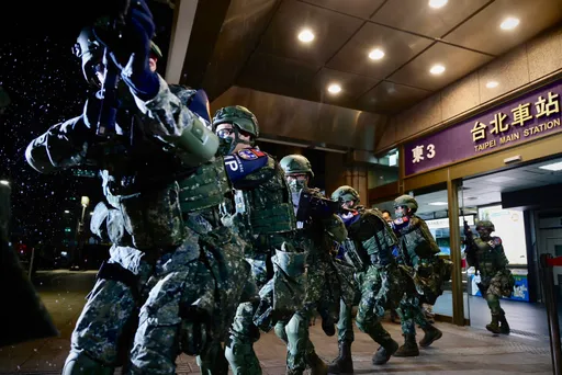 圖多｜漢光演習模擬敵軍攻佔台北車站！民眾遭挾持　憲兵急救援疏散