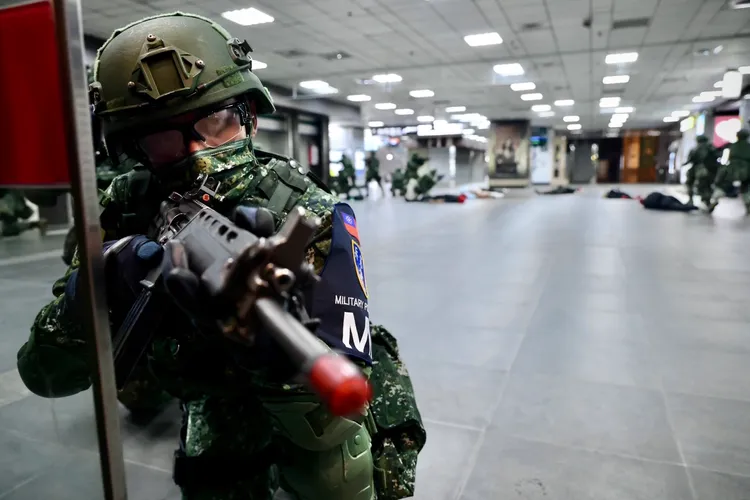 憲兵到場救出遭挾持的民眾並控制現場。林林攝