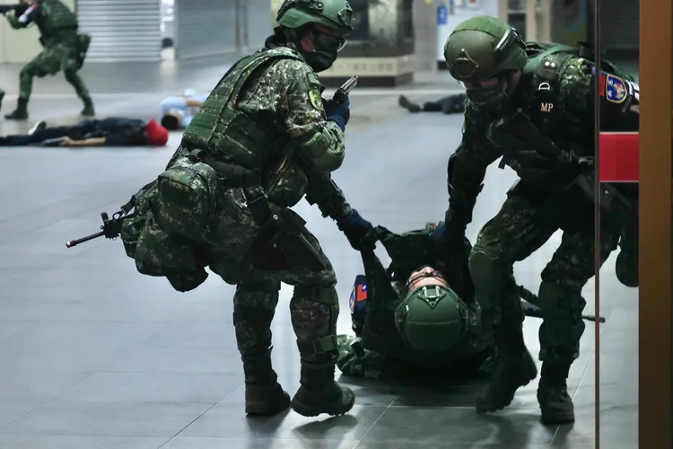 憲兵救出受傷同袍。林林攝