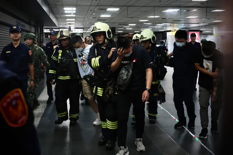 警消救出民眾。林林攝