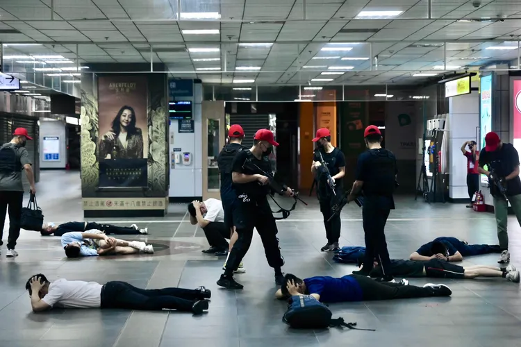 民眾遭敵軍挾持。林林攝