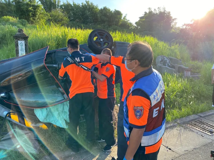 消防局派員搶救。讀者提供