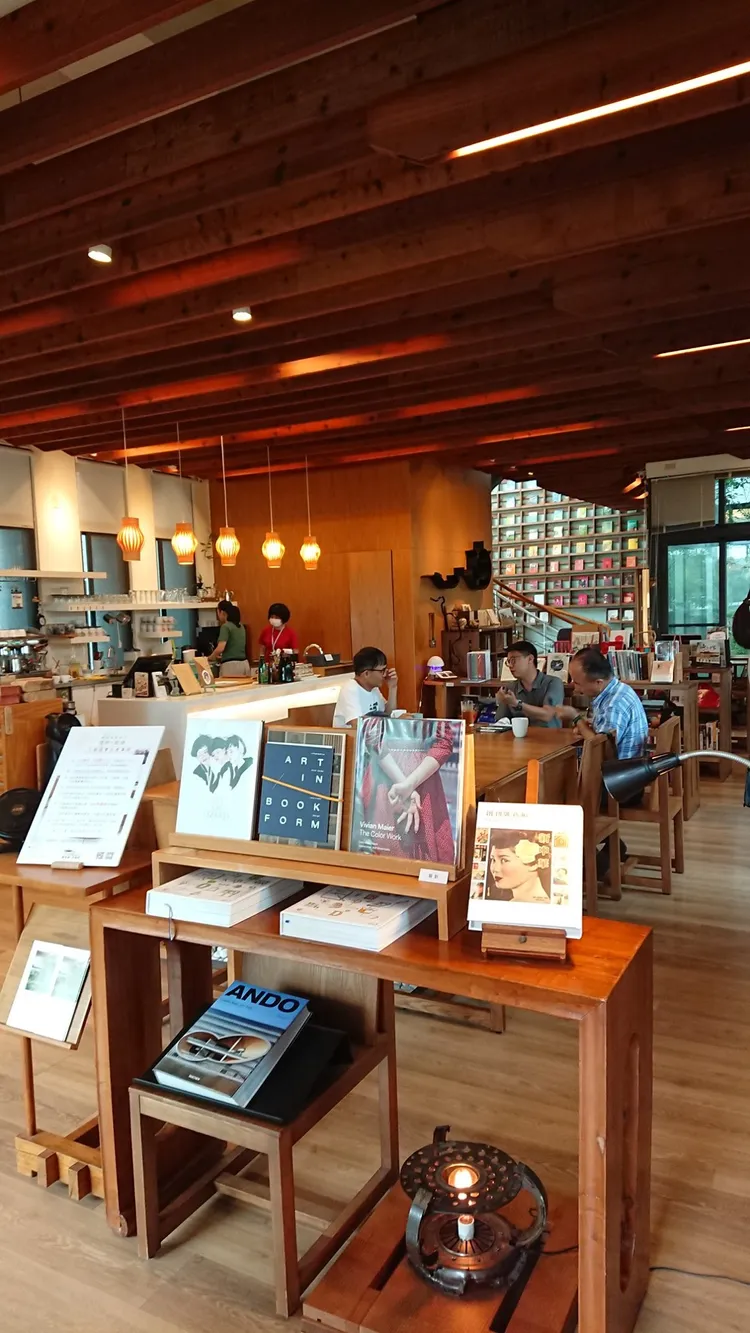 中「最美獨立書店」撐10年今熄燈。翻攝羅布森書蟲房臉書