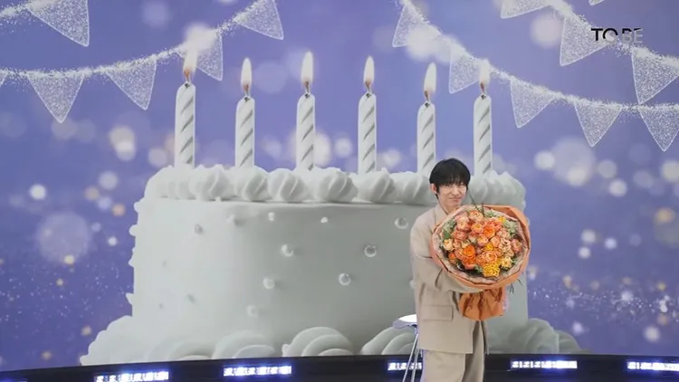 三宅健收到44朵玫瑰花慶生。翻攝TOBE OFFICIAL YouTube