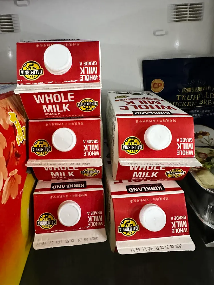 網友表示，好市多鮮奶整箱搬回家才發現「少1瓶」。翻攝臉書社團「Costco好市多 商品經驗老實說」