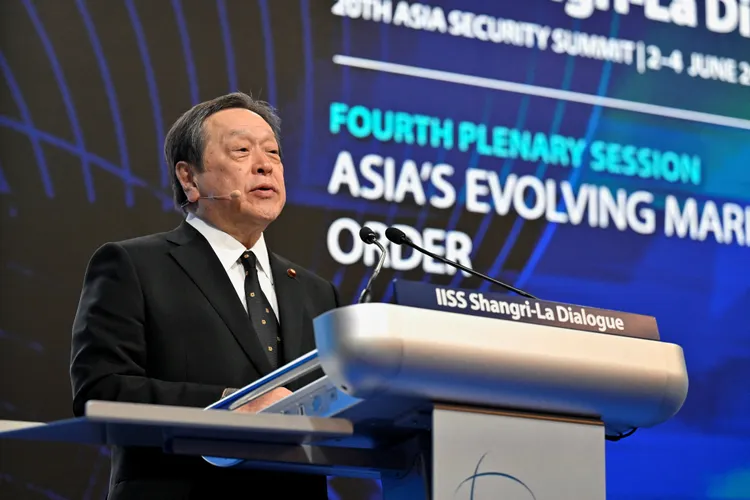 日本防衛大臣濱田靖一。資料照片