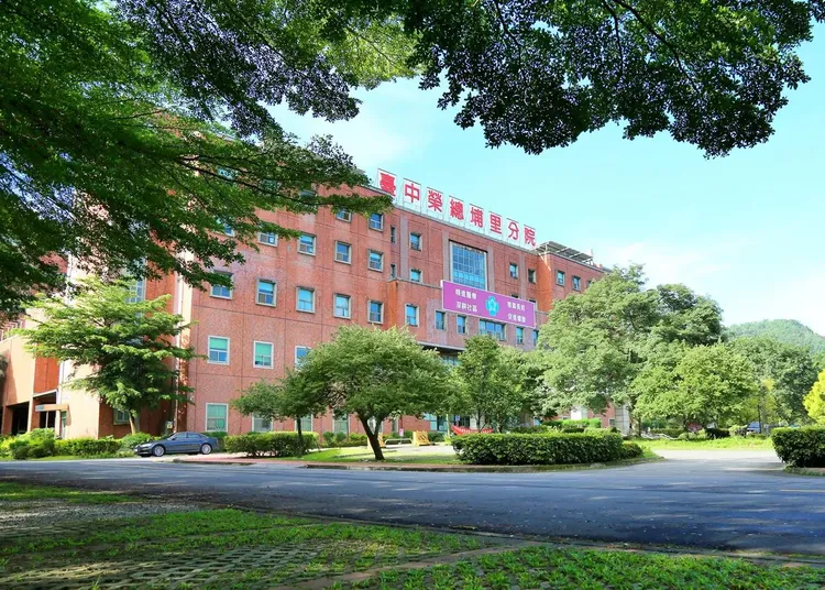 被害人遭砍斷雙掌後，被丟包在中榮埔里分院。翻攝中榮埔里分院臉書