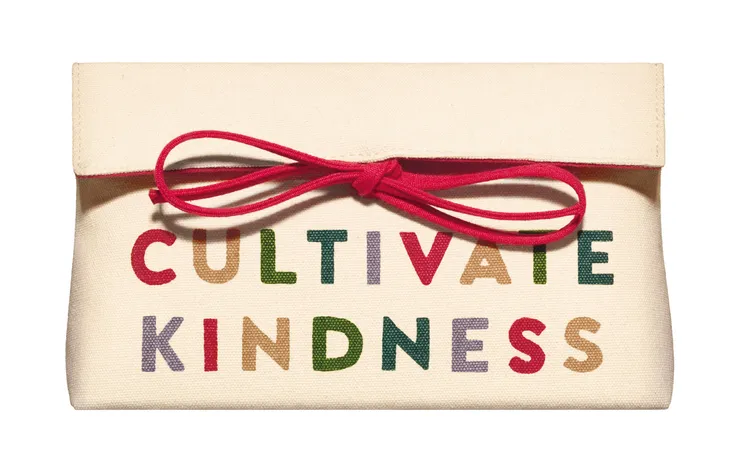 在整個7月，每位顧客於克蘭詩官方平台的首筆消費，不限金額就可獲得2023FEED吃飽包，品牌還會幫忙捐餐做公益。品牌提供