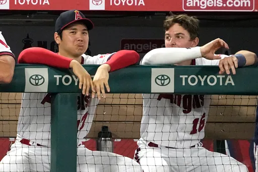  頭盔彈性不錯？大谷翔平爆氣砸頭盔　還打到自己