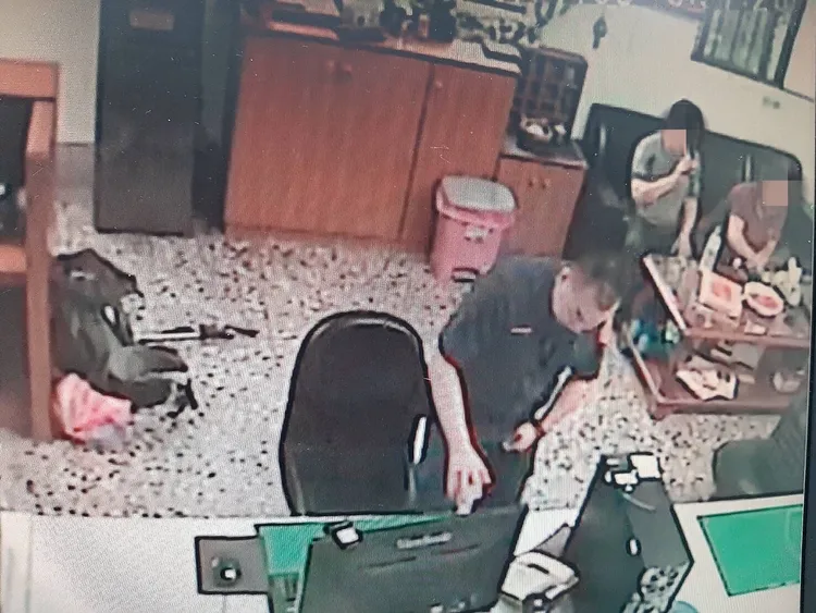 警方帶迷路山友回派出所，提供飲水及西瓜。民眾提供