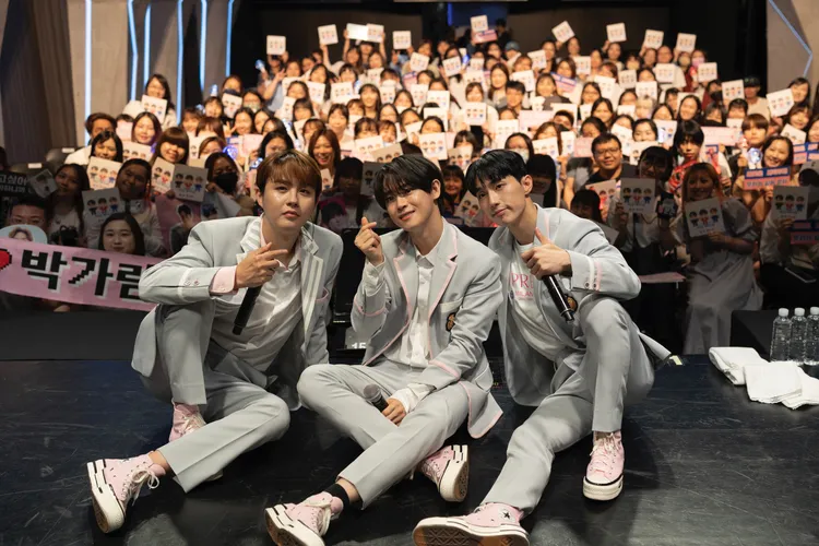 仁俊（左起）、Karam、Jay對台灣按摩讚不絕口。FU Entertainment提供