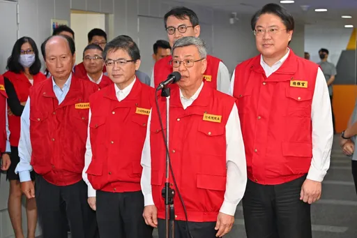 天使輪沉沒600貨櫃海上漂! 陳建仁曝最新清除進度