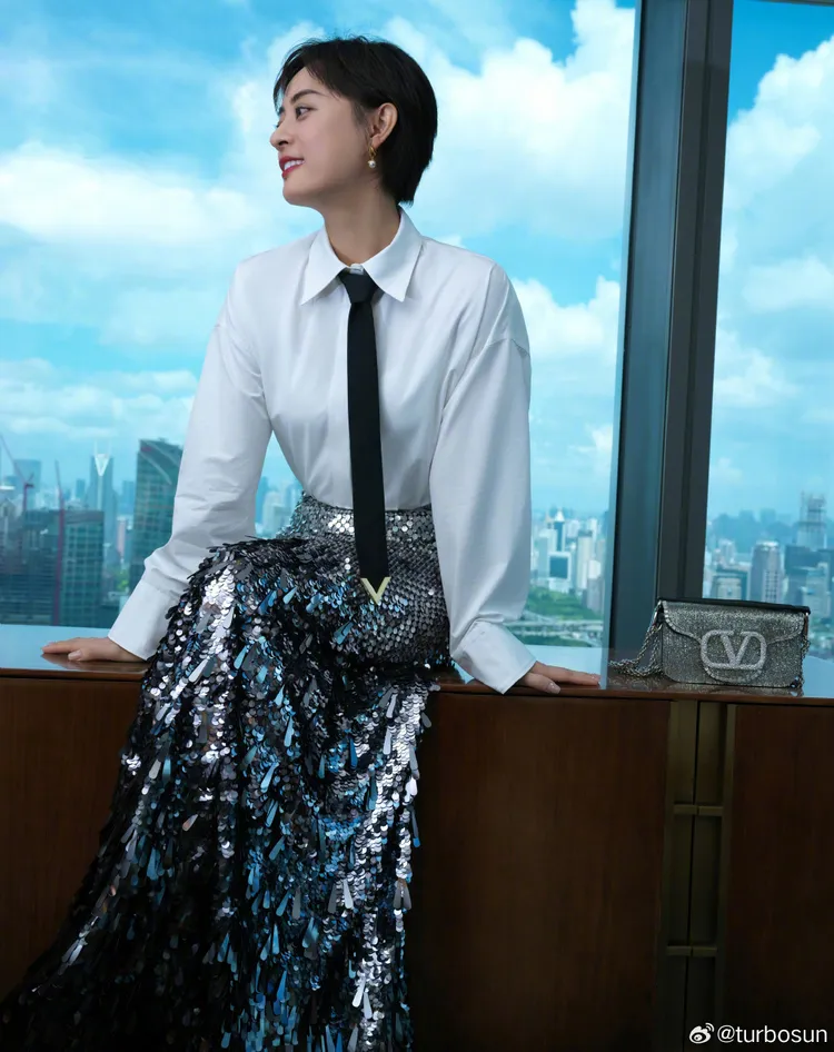 孫儷被女兒誇很會拗造型。翻攝孫儷微博