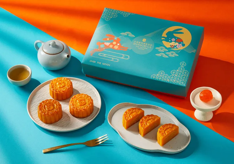 台南遠東香格里拉推出「皓月典藏」奶黃月餅禮盒，包含經典奶黃、金沙奶黃、松子奶黃等三款口味各二顆，售價1288元。業者提供