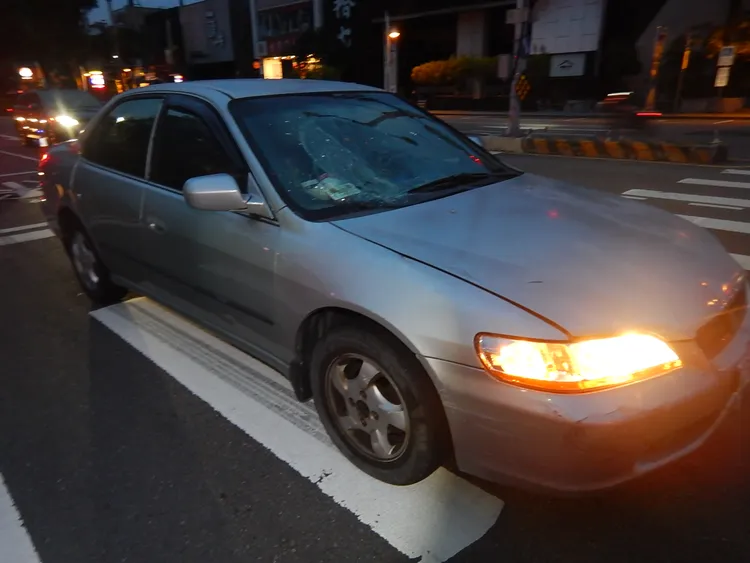 楊女被撞彈飛至擋風玻璃上。民眾提供