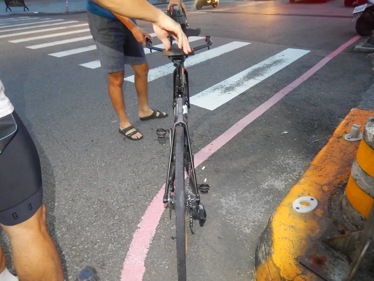 價值50萬元的公路車車尾被撞受損。民眾提供