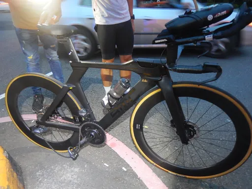 女鐵人清晨練車遭追撞 50萬元公路車受損!駕駛一聽嚇壞了