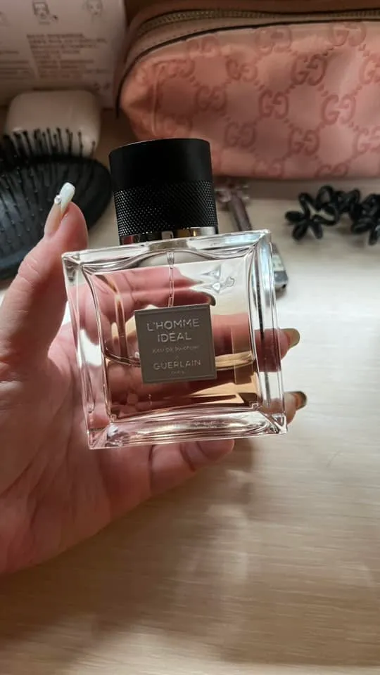 蕭淑慎公開老公收到女性的「香水」。翻攝自蕭淑慎臉書