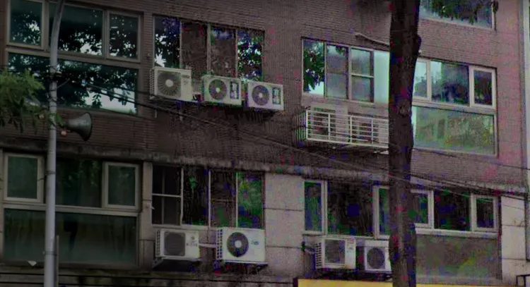 冷氣高掛牆上，且許多是直接懸掛。翻攝自google map