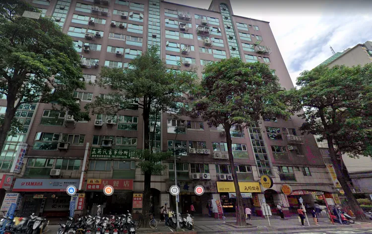 大樓外一排安裝在室外的冷氣機，讓民眾認為這幕更恐怖，且樓下就是公車站。翻攝自google map
