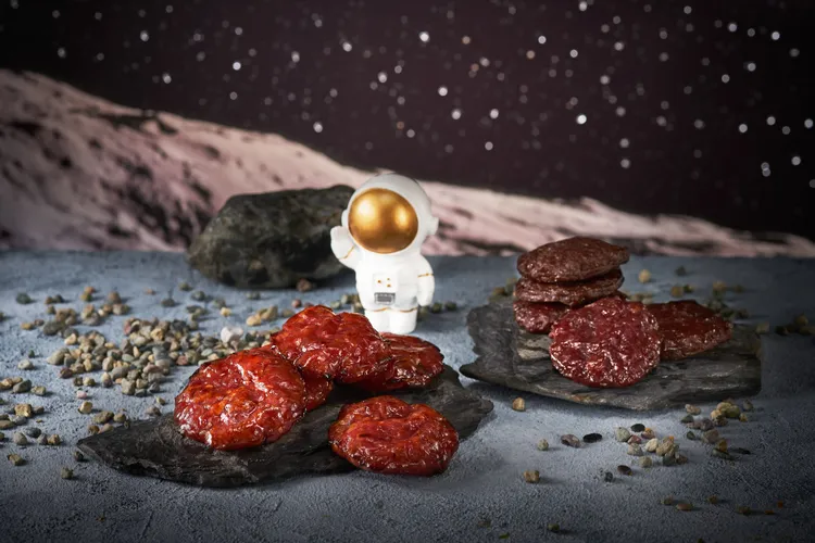 廣式經典「星球派對」禮盒中特別搭配「極品圓燒烤豬」及「極品圓燒烤牛」兩款肉乾。凱撒飯店提供