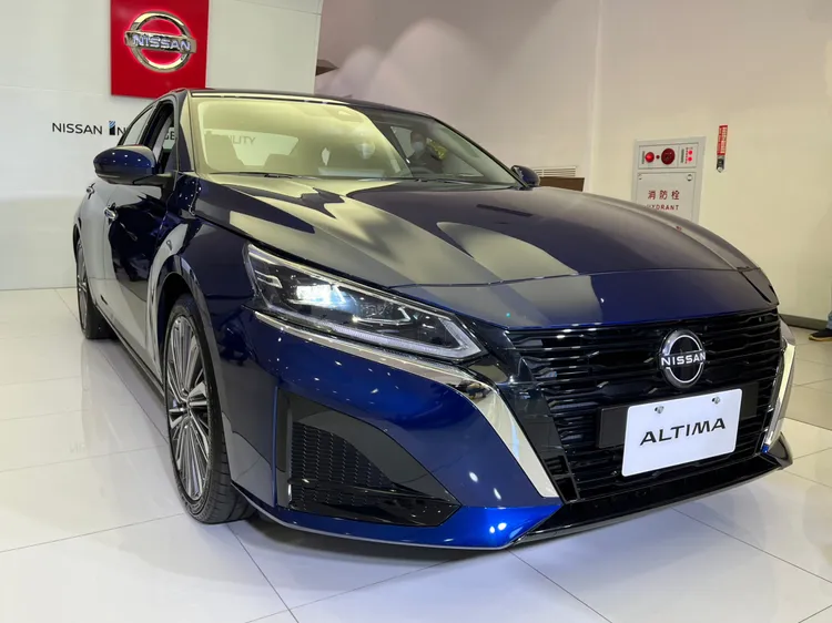 小改款Altima在車頭換上新世代「V-Motion燻黑格柵水箱護罩」，以大面積黑化肌理造型展露個性跑格。周奕豪攝