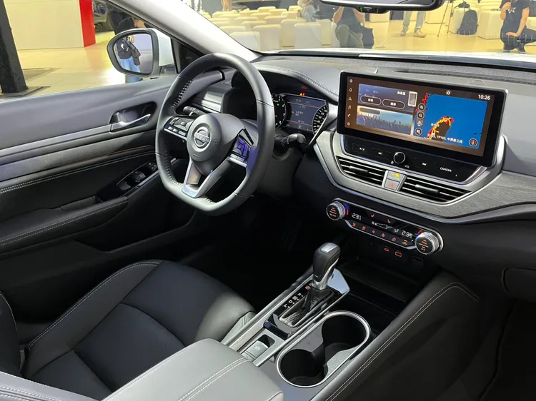 Nissan小改款Altima車內搭載全新12.3吋智慧影音多媒體系統，支援原廠中文導航系統及無線Apple CarPlay手機連結功能與Android Auto手機連結。周奕豪攝