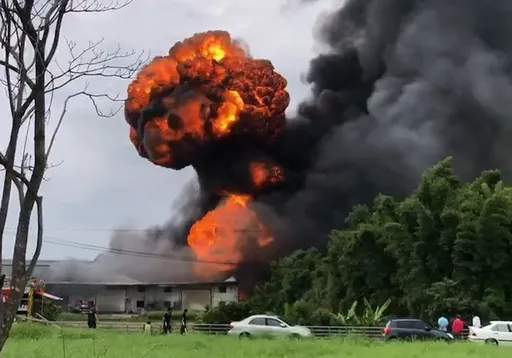 台中神岡鐵皮倉庫大火 驚人火球畫面曝光!疑這東西爆炸