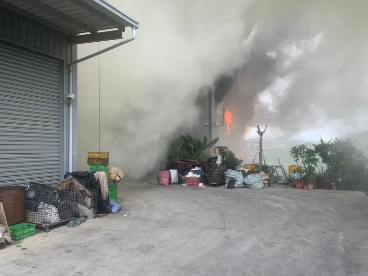 倉庫堆滿紙箱、衣物。民眾提供