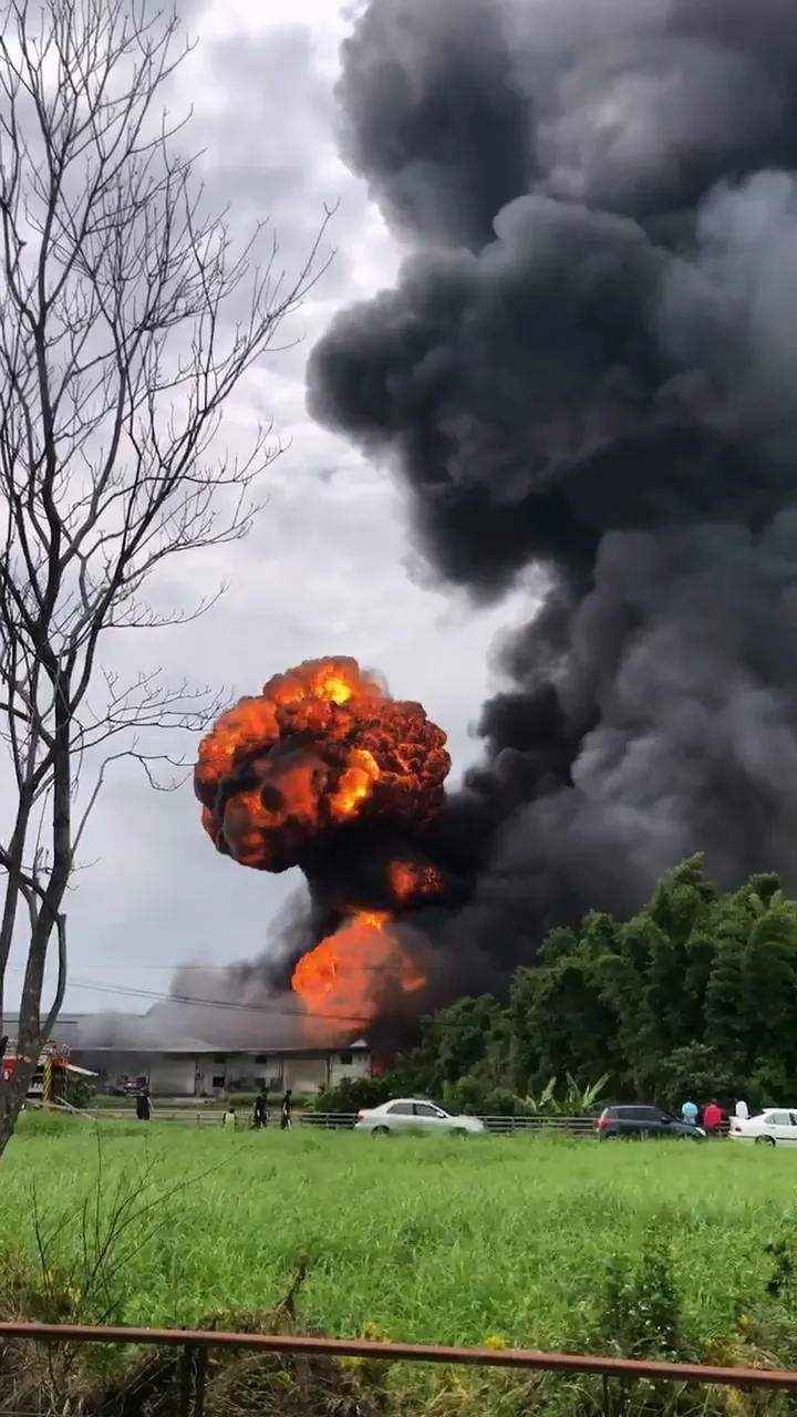 現場傳出爆炸聲，並出現火球。翻攝記者爆料網