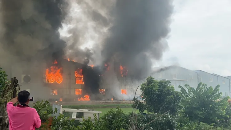 現場火勢猛烈。民眾提供