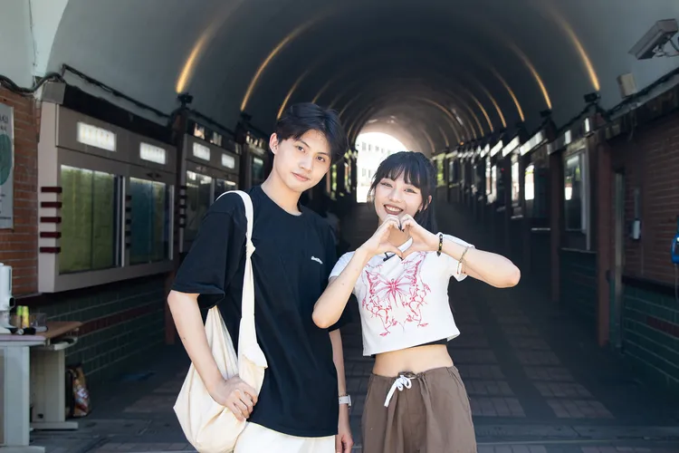 木木林葦妮（右）到世新大學，因神秘事件開啟一日大學生體驗，左為世新學生。世新大學提供