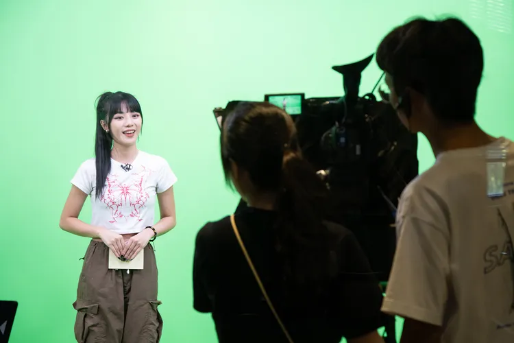 木木在世新大學「新聞製播攝影棚」接受新聞主播的訓練。世新大學提供