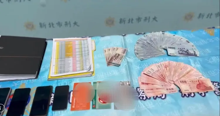 警方查扣13萬餘元的放款贓款、還有手機、銀行存摺、借據和借款帳冊等證物。翻攝畫面