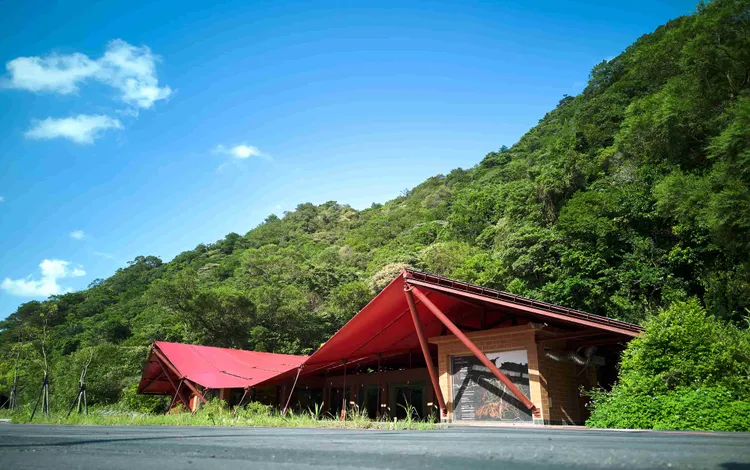 「猴硐遊客中心」整體色彩取樣聚落周邊紅磚造老房子，使其契合融入周邊的環境與綠意。觀光局提供