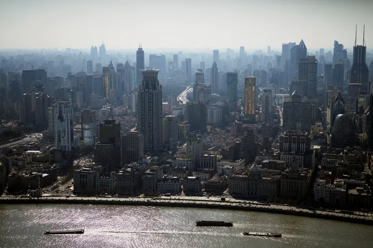IMF指中國年輕族群失業率過高，表明勞動力市場疲弱；圖為河北石家莊的職業招聘會。路透社