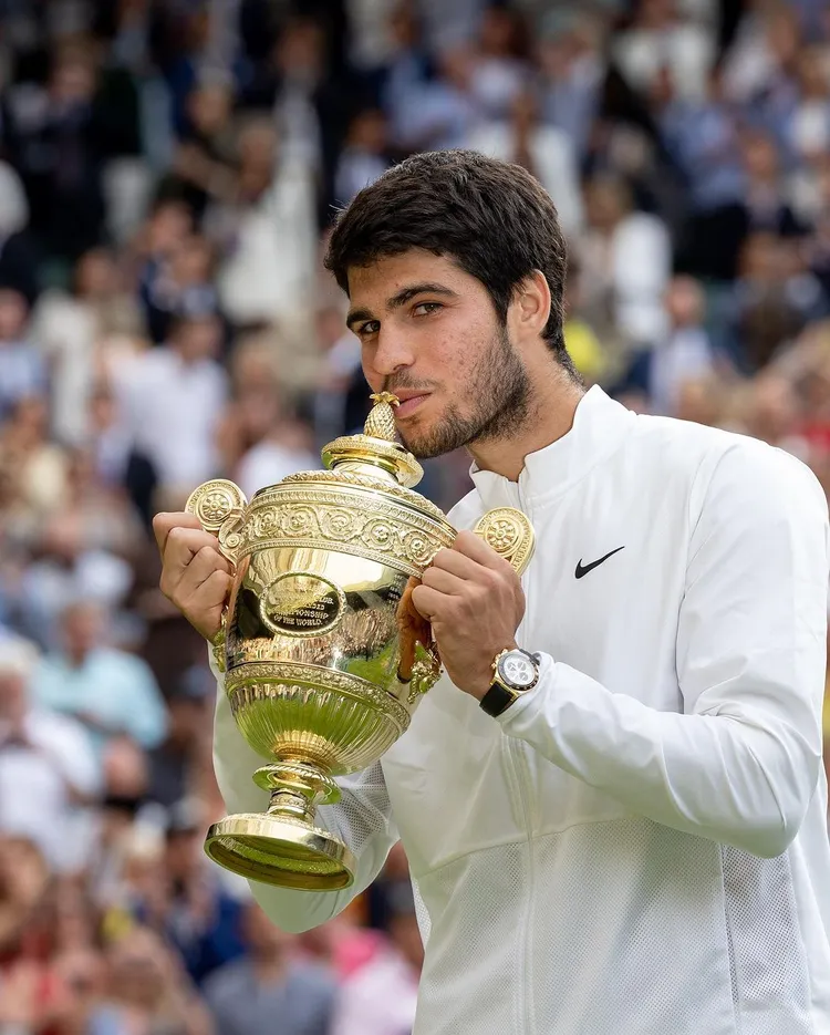 20歲西班牙新科球王艾卡瑞茲在親吻溫布頓金盃時，秀出手上配置隕石錶面的勞力士Cosmograph Daytona 18K金腕錶。翻攝wimbledon IG