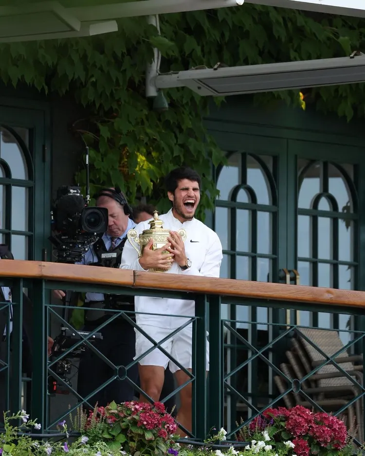 身為「錶壇老大哥」勞力士欽點形象大使的新科球王艾卡瑞茲，奪冠時難掩興奮表情。翻攝wimbledon IG