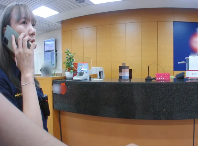 女警與詐騙集團通話。翻攝畫面