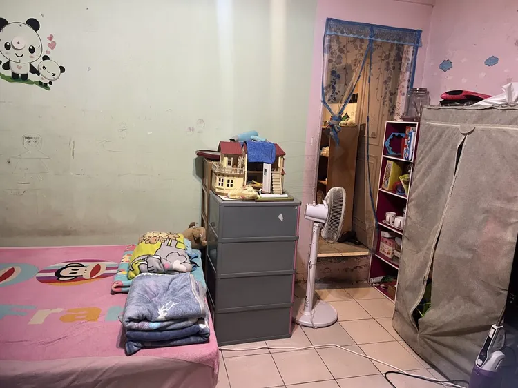 挨罰中山區中山北路二段日租套房，房內清潔不佳且床單髒污。觀傳局提供
