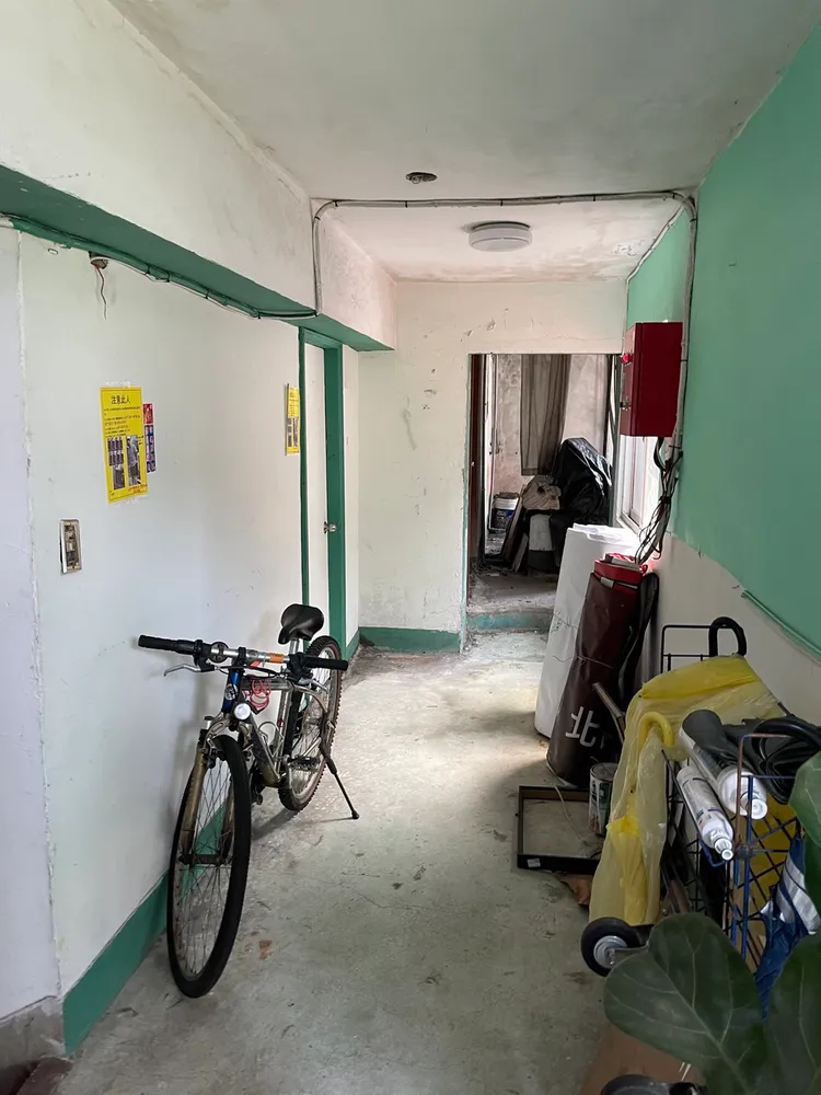 挨罰信義區日租套房，週遭環境簡陋，堆置雜物恐影響逃生。觀傳局提供