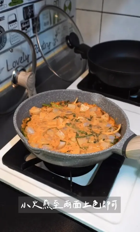 泡菜海鮮煎餅(1-2人份)材料：中筋麵粉100克、水100毫升、
玉米粉30克、雞蛋2顆、洋蔥絲50克、蔥段50克、白菜泡菜125克、
韭菜泡菜125克、蝦仁50克、海鮮料可依個人喜好增加。IG @woodywoody315 提供