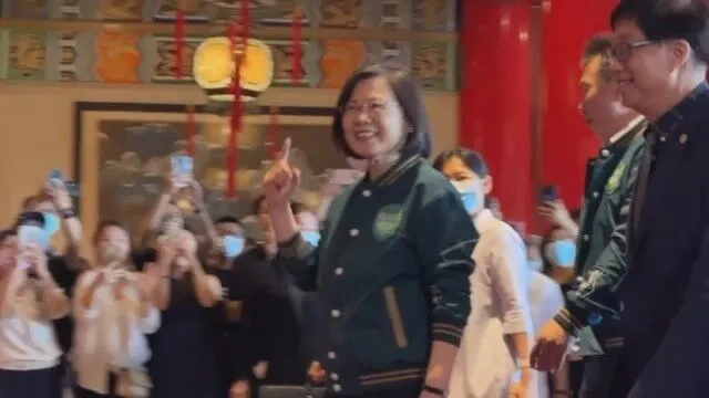 媒體問總統穿外套會不會熱，蔡英文回說「冷氣還不錯」。資料照片，潘袁詩羽攝