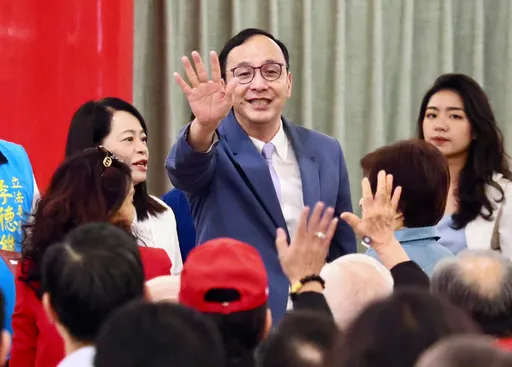 挺侯小雞跳船？同台還發「票投郭台銘」扇子　朱立倫祭黨紀警告