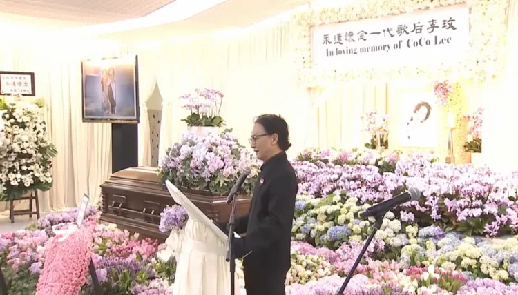 姚謙在李玟告別式上致詞。