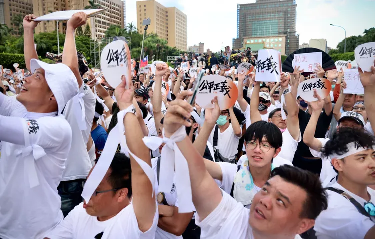 民眾跟著呼喊民進黨下台。林林攝