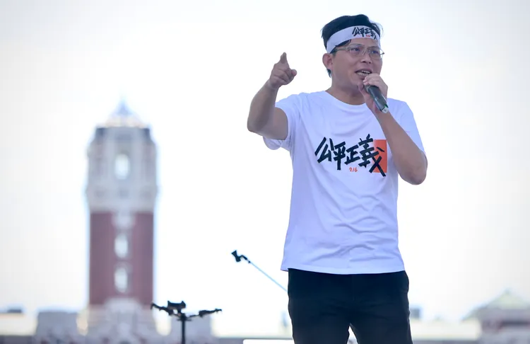 黃國昌說自己反過紅媒，綠媒若再囂張下去，就是要被唾棄的對象。林林攝