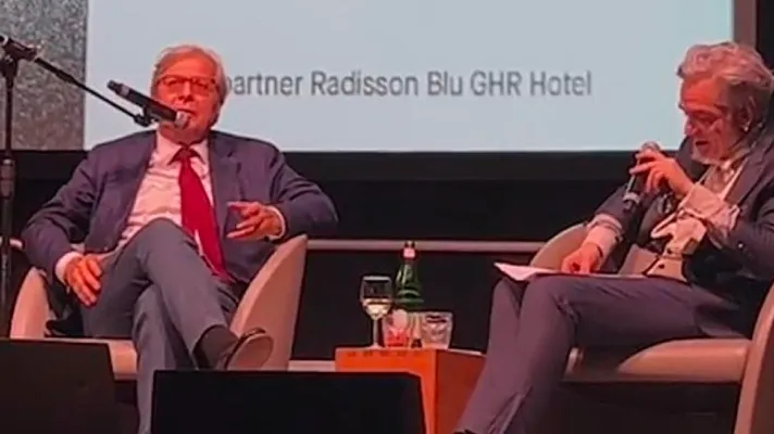 義大利文化部次長史嘉畢(左)出席博物館活動卻大談性愛紀錄。翻攝YouTube