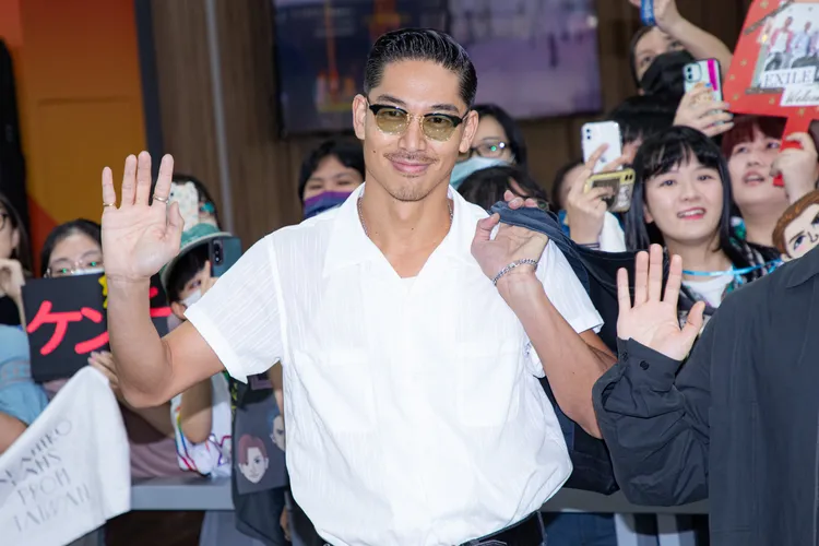 AKIRA彷佛「在地的」，熟門熟路走出入境大廳打招呼。COME ON JKSSP提供